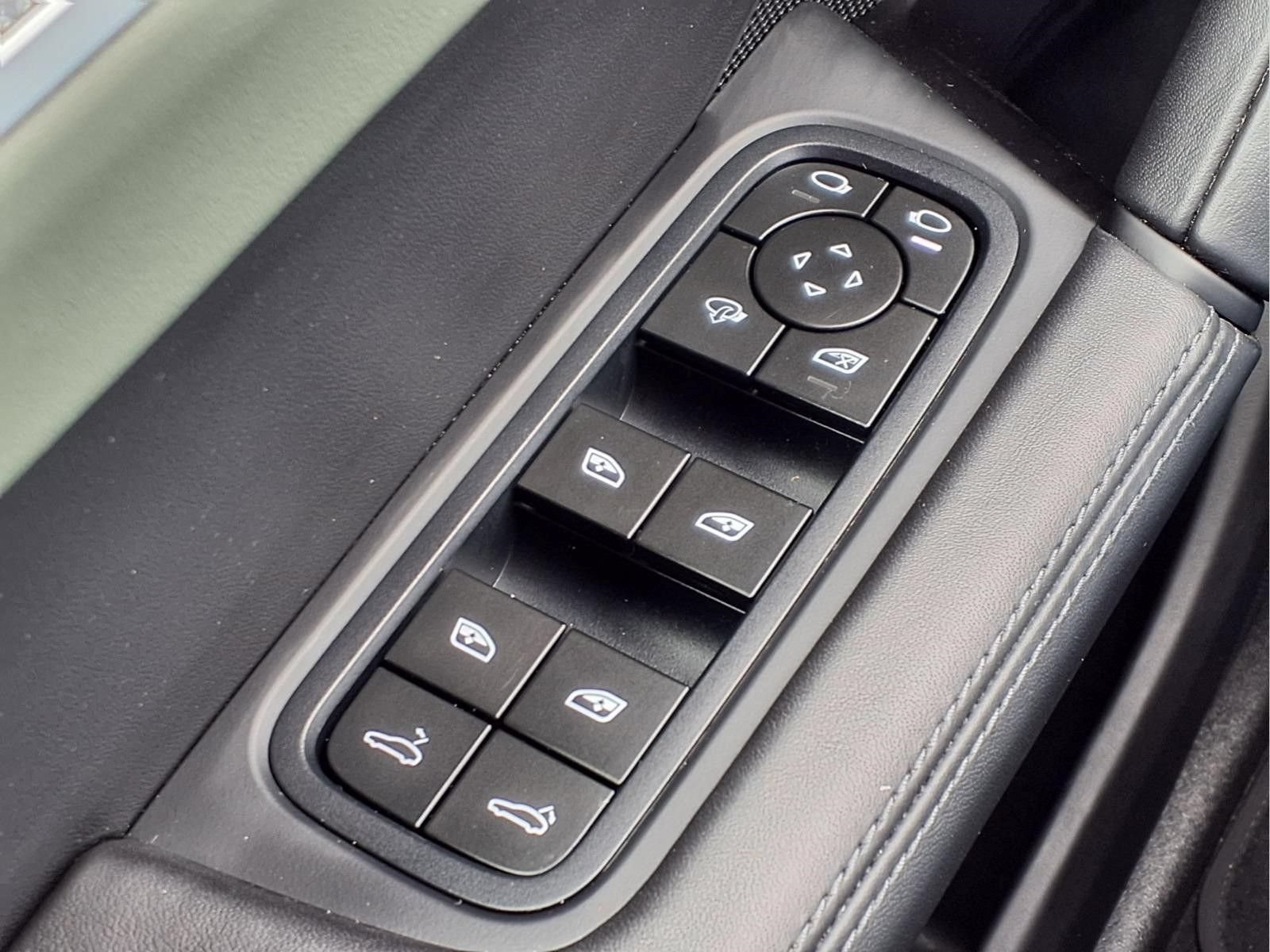 Used 2024 Porsche Cayenne AWD/4WD image 24