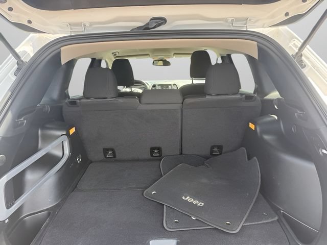 Used 2018 Jeep Cherokee Latitude FWD image 7
