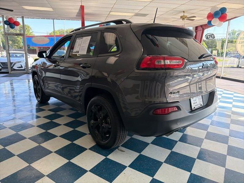 Used 2018 Jeep Cherokee Latitude w/ Altitude Package AWD/4WD image 5
