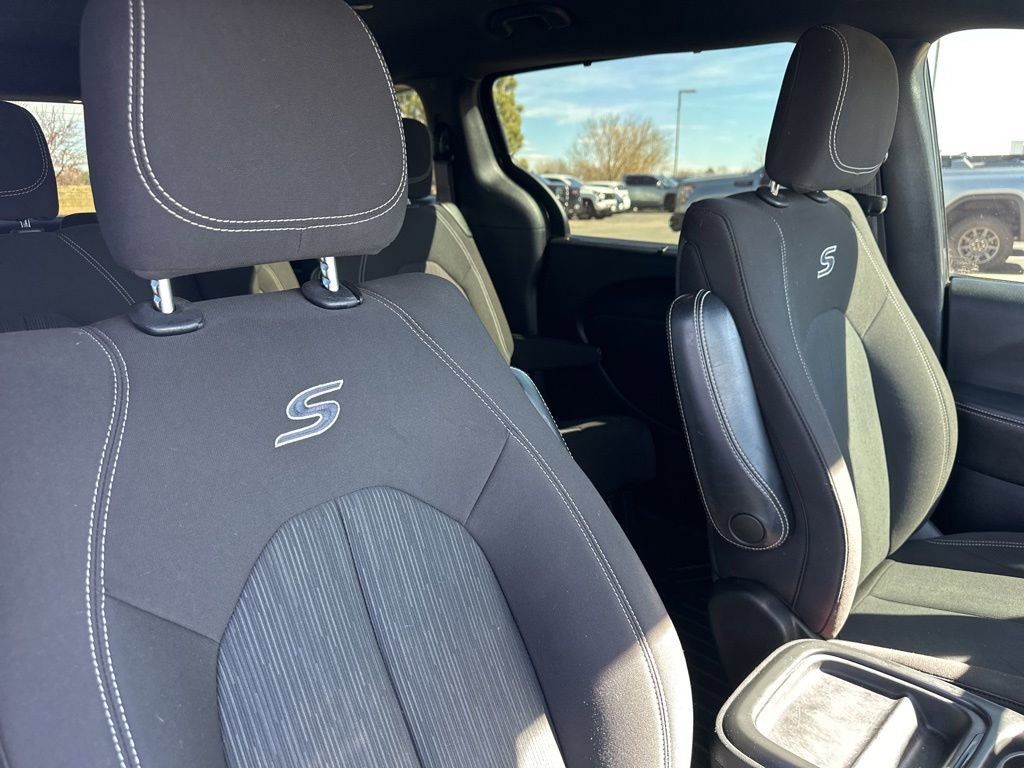Used 2021 Chrysler Pacifica Touring w/ S Appearance Package image 32