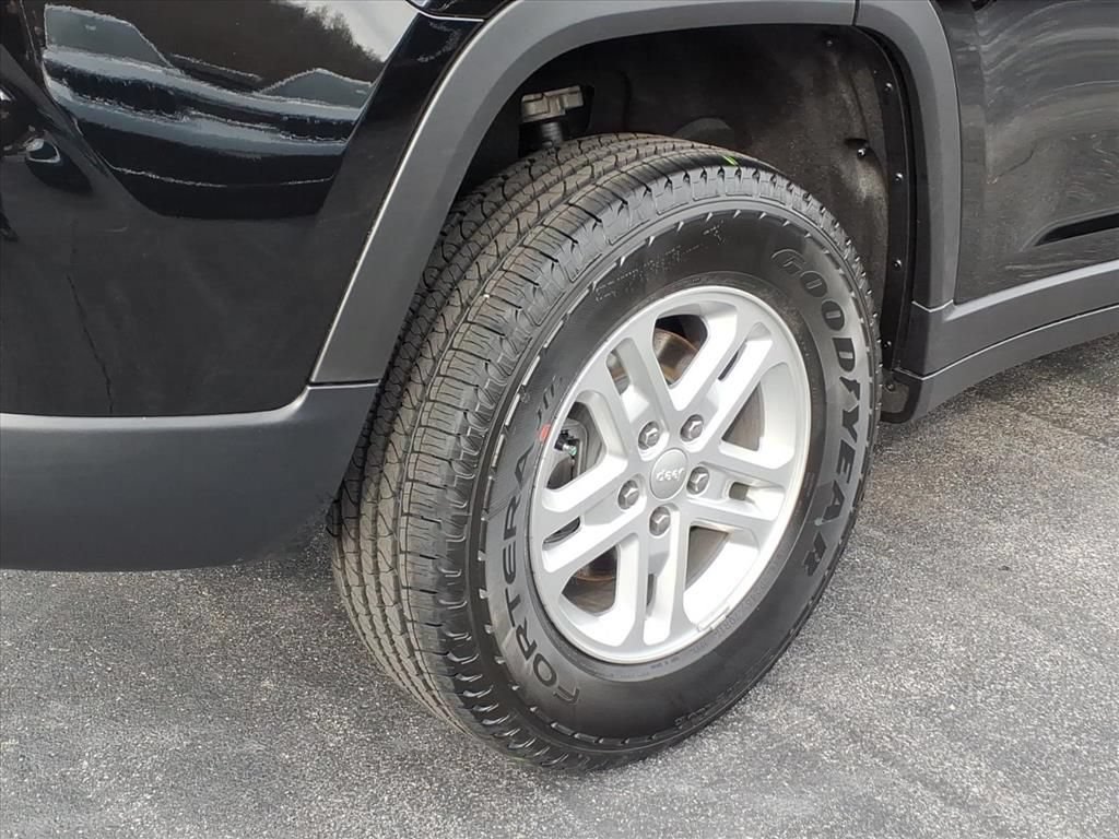 New 2025 Jeep Grand Cherokee Laredo w/ Luxury Tech Group I AWD/4WD image 6