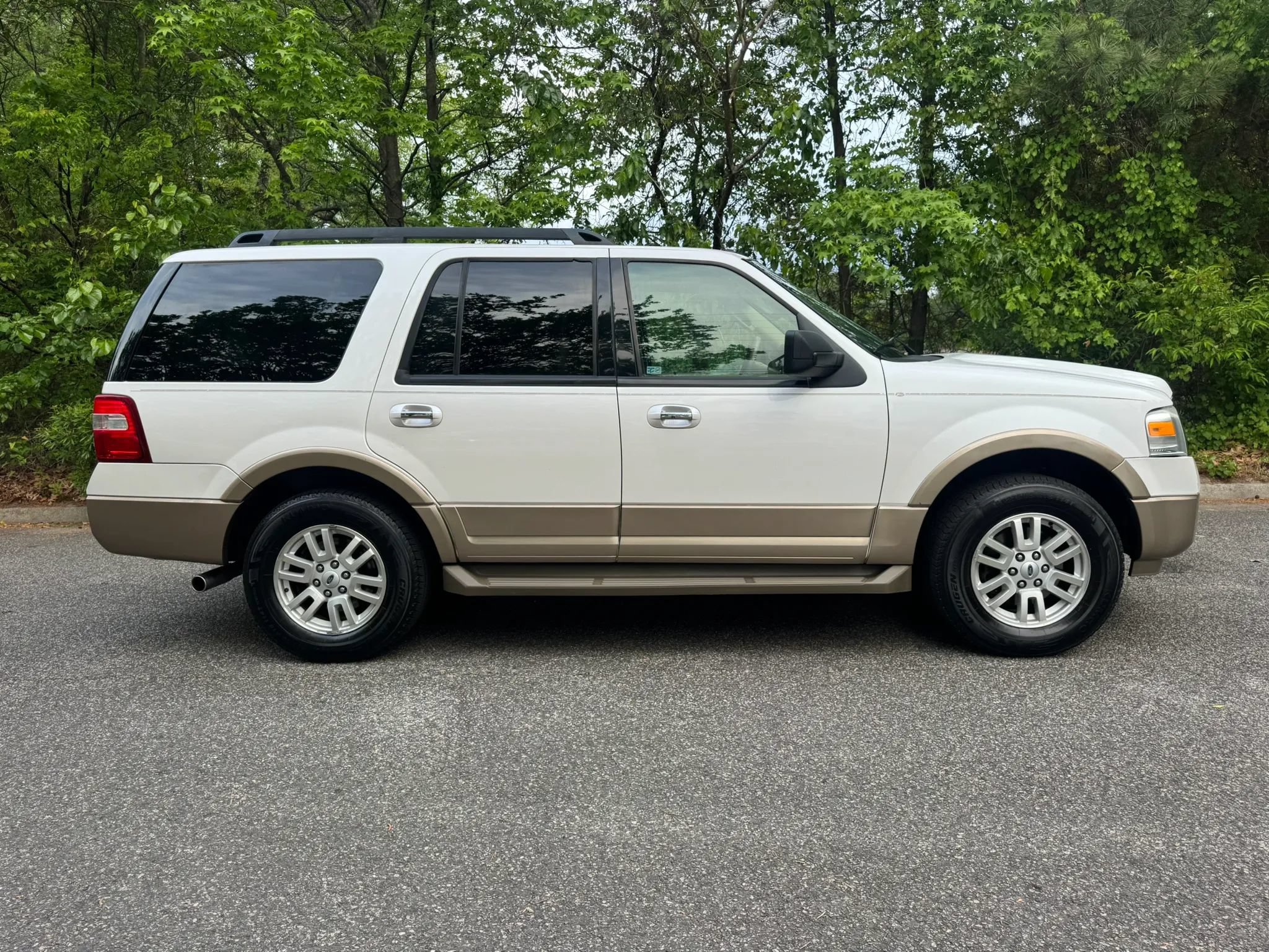 Used 2014 Ford Expedition XLT w/ Equipment Group 202A AWD/4WD image 4