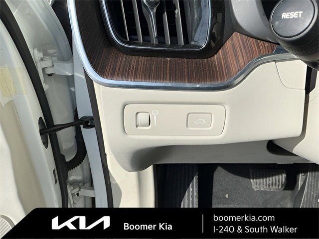 Used 2022 Volvo XC60 B5 Momentum image 19