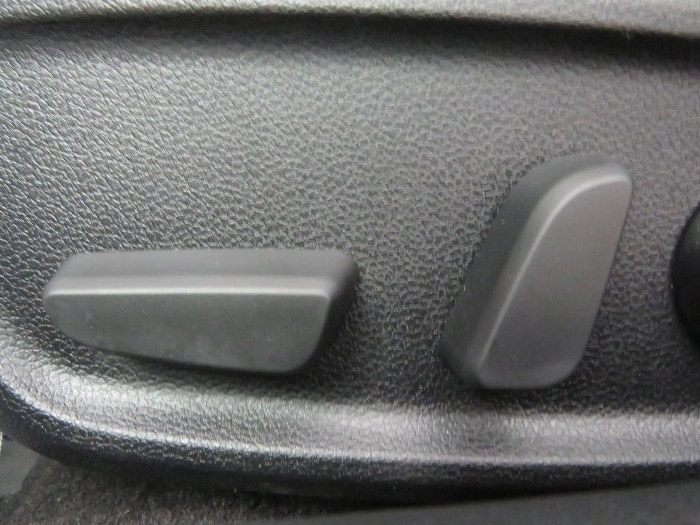 Used 2019 Genesis G70 2.0T Advanced image 35