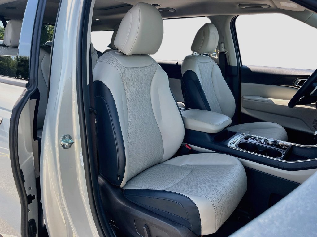 Used 2025 Kia Carnival SX w/ SX Dark Edition Package FWD image 29
