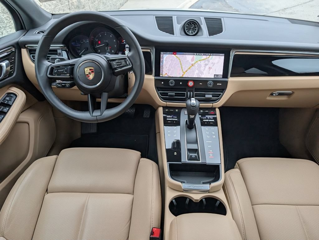 Certified 2025 Porsche Macan AWD/4WD image 11
