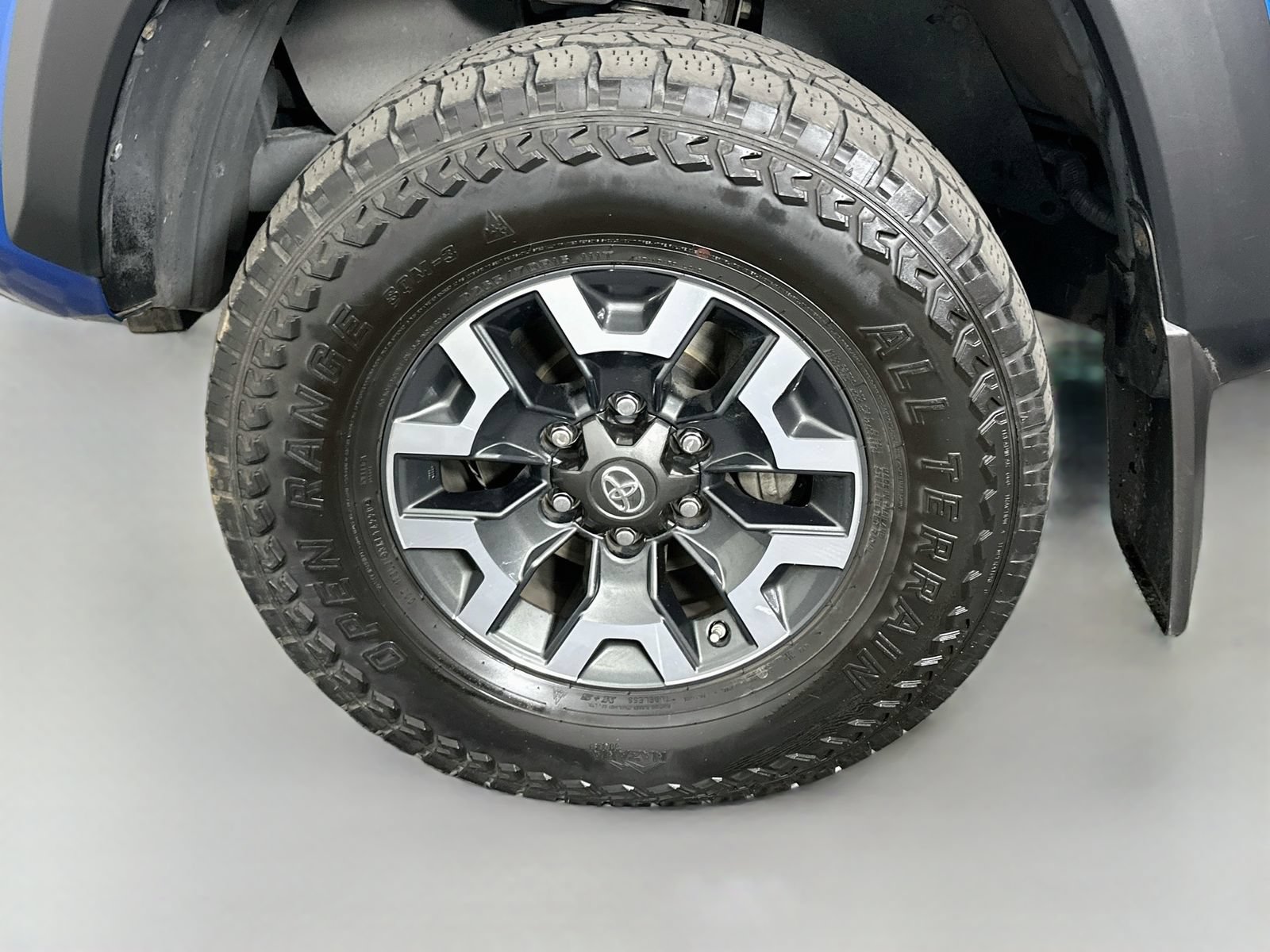 Used 2017 Toyota Tacoma TRD Off-Road w/ Premium & Technology Package AWD/4WD image 32