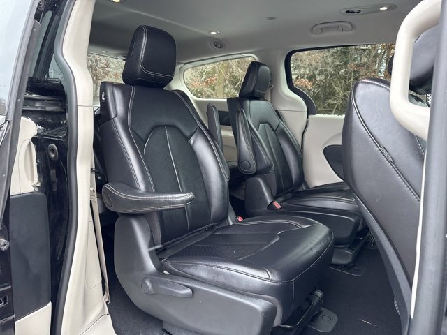 Used 2024 Chrysler Pacifica Select image 25