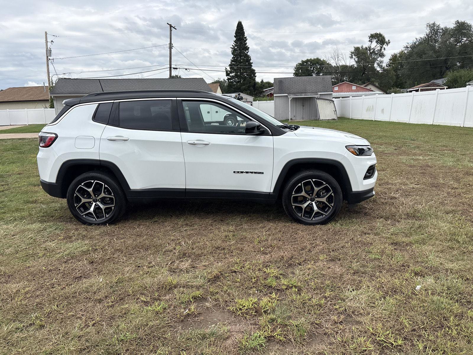Used 2025 Jeep Compass Limited w/ Sun & Sound Group AWD/4WD image 4