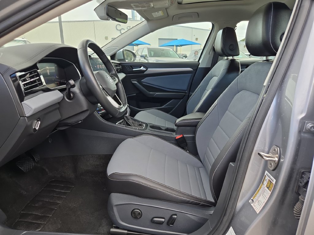 Used 2026 Volkswagen Jetta SE FWD image 25