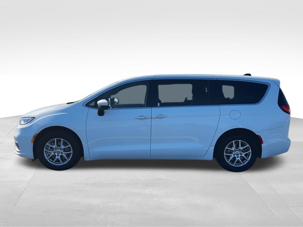 Used 2023 Chrysler Pacifica Touring FWD image 5