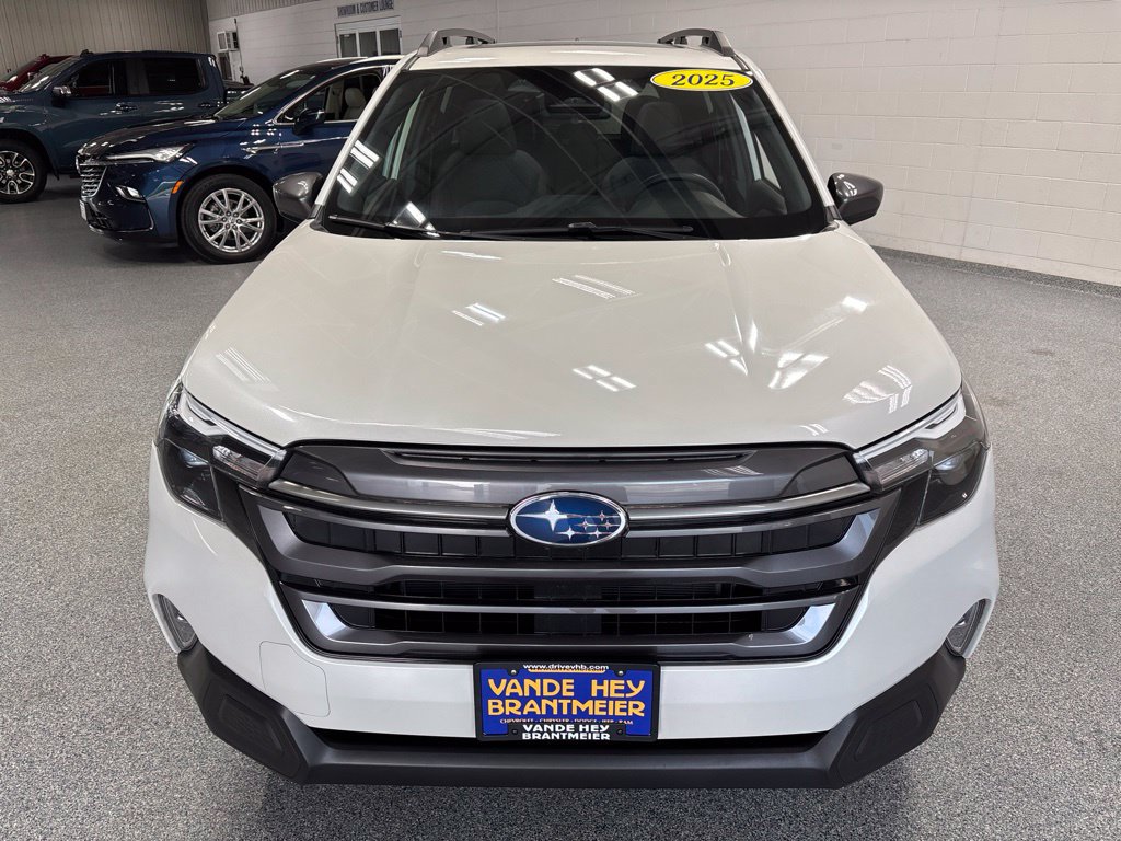 Used 2025 Subaru Forester Premium AWD/4WD image 2