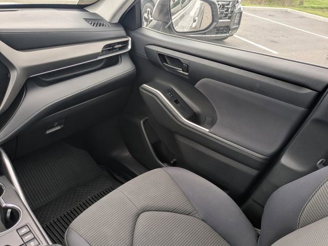 Used 2023 Toyota Highlander LE AWD/4WD image 18