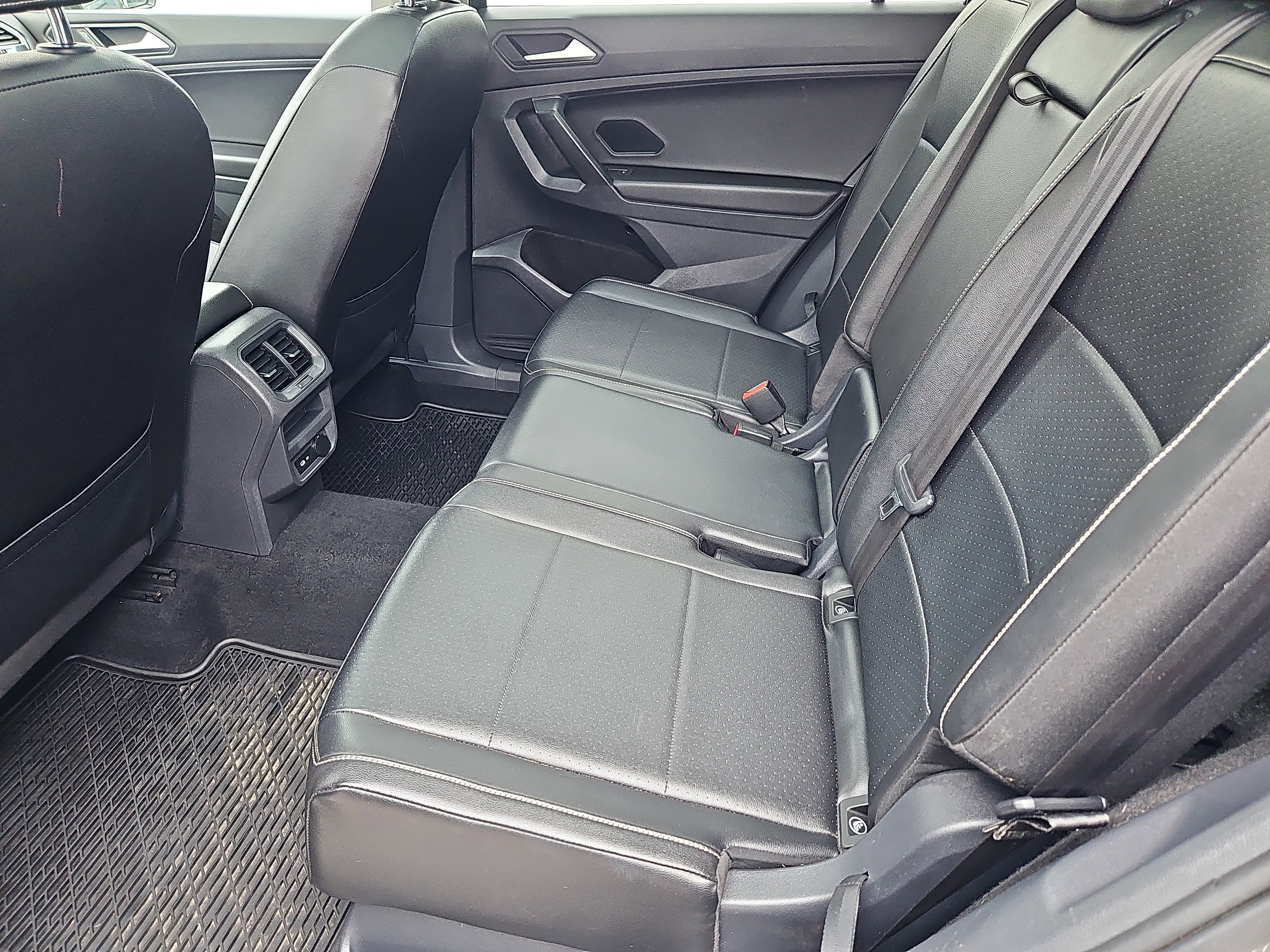 Used 2021 Volkswagen Tiguan SE w/ Panoramic Sunroof Package image 30