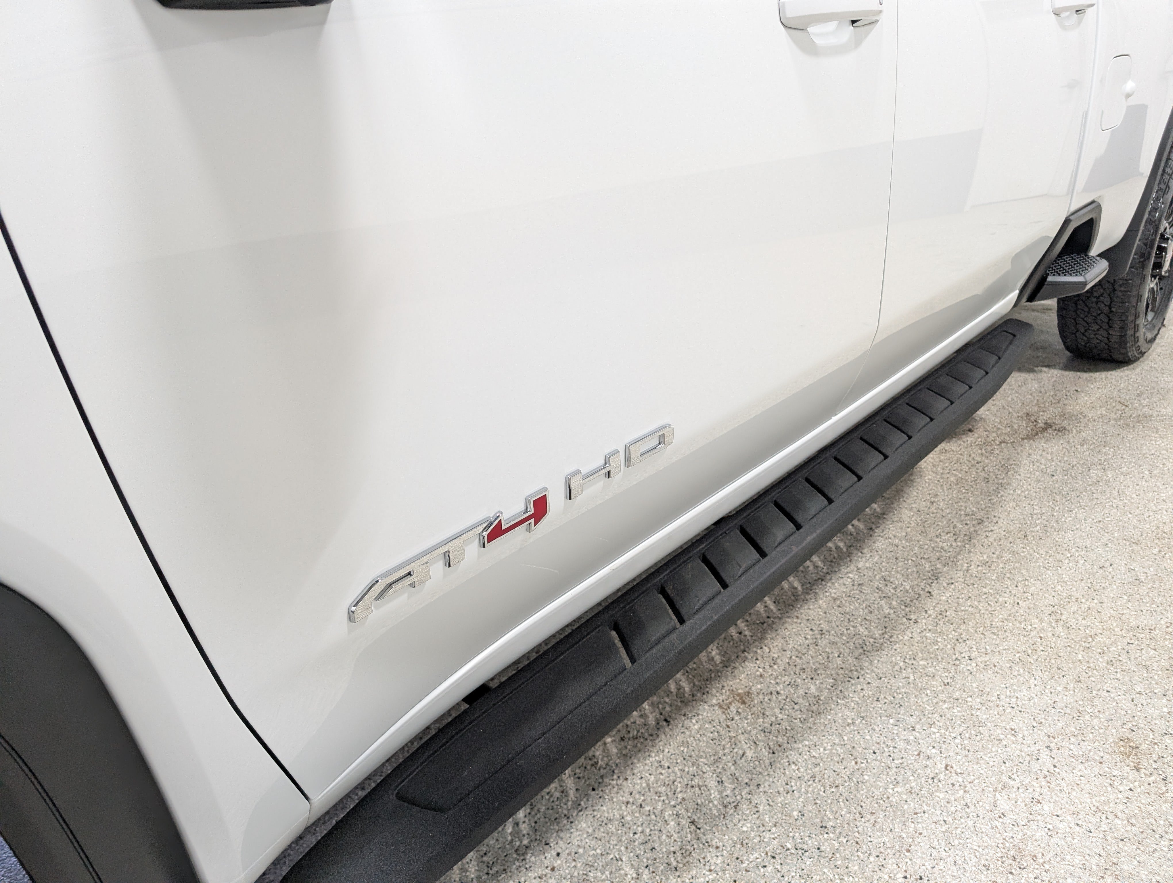 Used 2024 GMC Sierra 2500 AT4 w/ AT4 Premium Plus Package AWD/4WD image 9