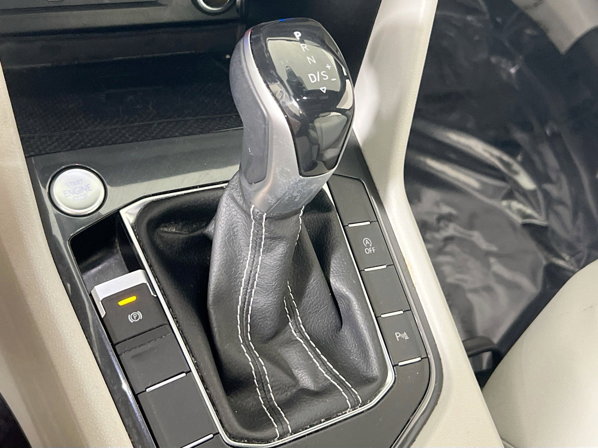 Used 2022 Volkswagen Tiguan SE R-Line image 16