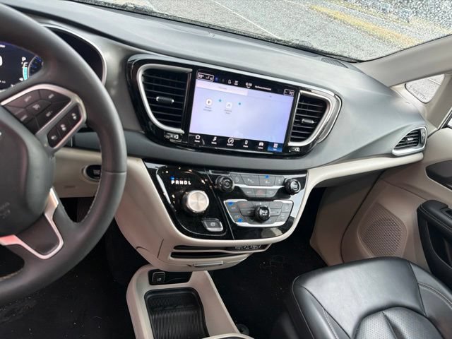 Used 2023 Chrysler Pacifica Touring-L FWD image 6