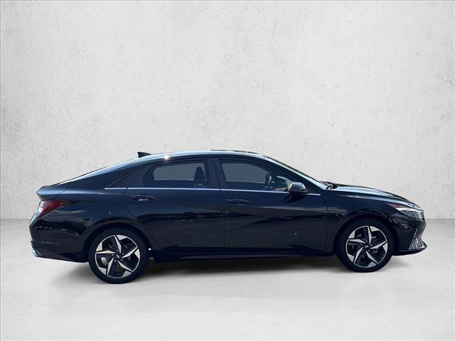 Used 2022 Hyundai Elantra SEL w/ Convenience + Premium Package FWD image 4