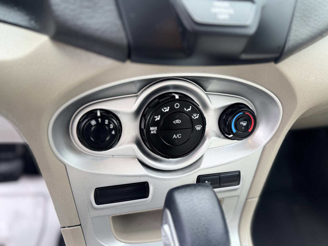 Used 2014 Ford Fiesta SE image 18