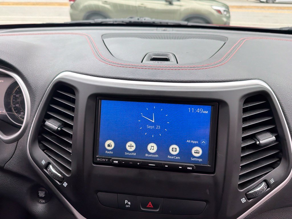 Used 2017 Jeep Cherokee Trailhawk AWD/4WD image 9