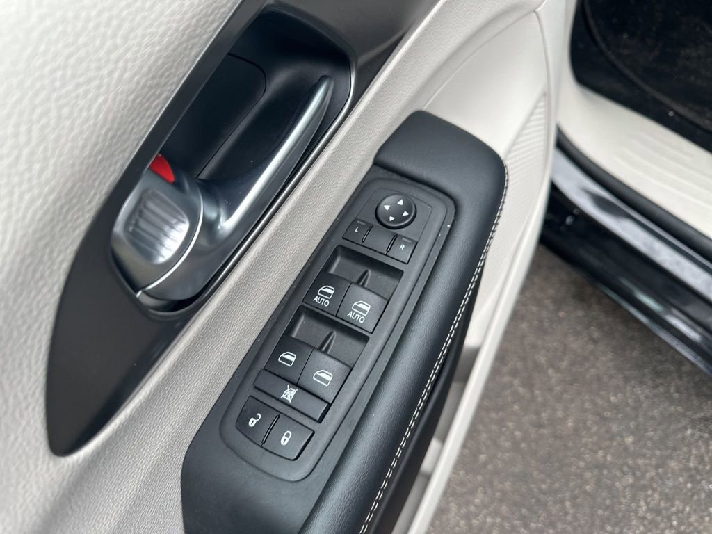 Used 2024 Chrysler Pacifica Touring-L image 10