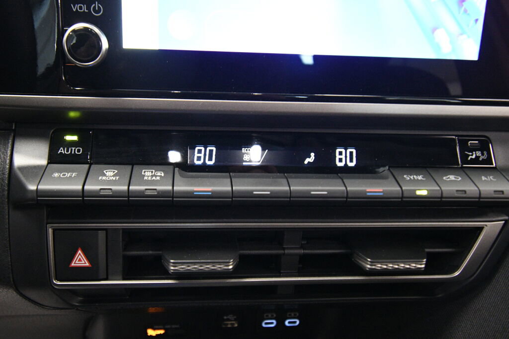 Used 2025 Toyota Camry LE image 15