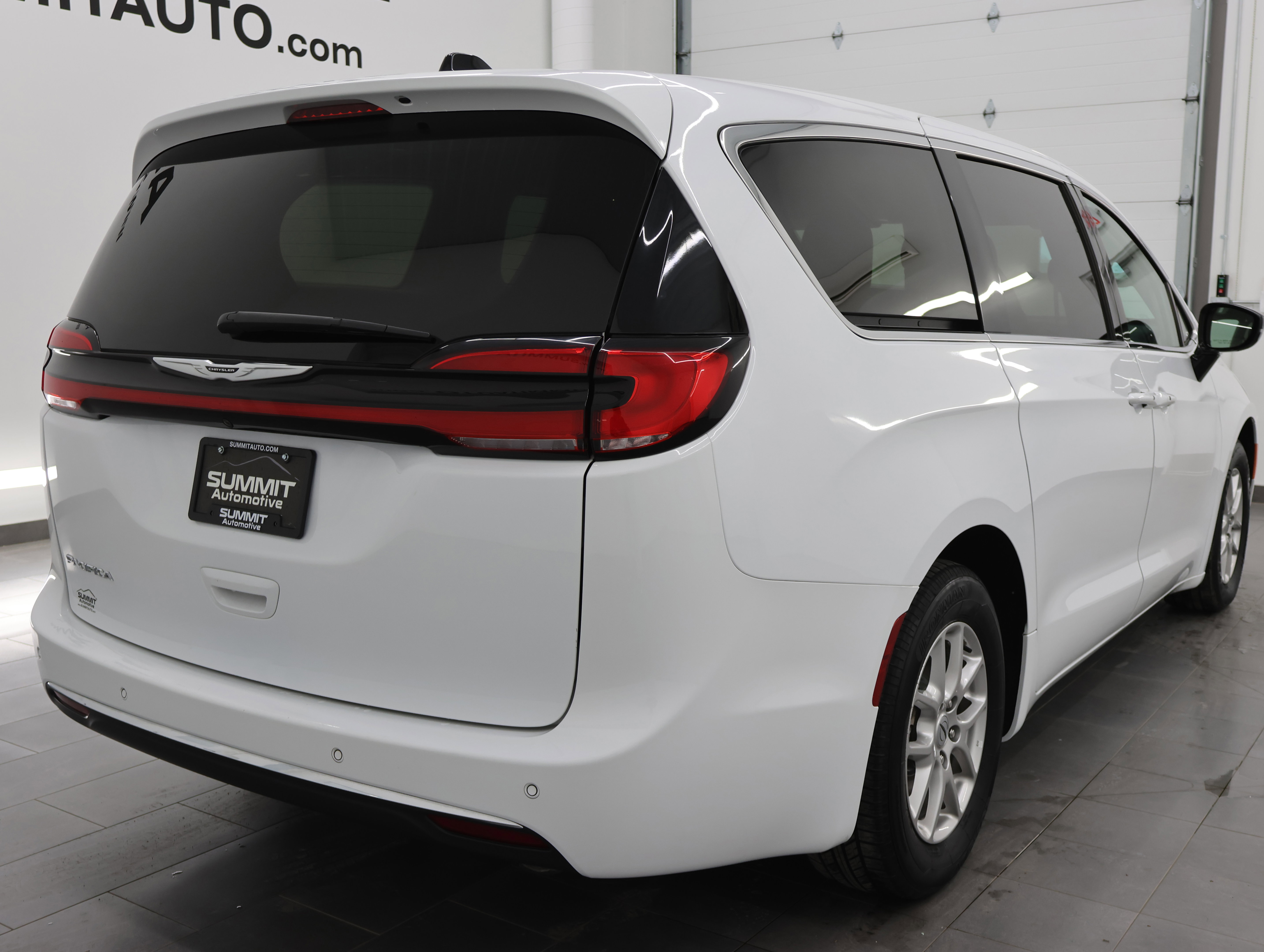 Used 2024 Chrysler Pacifica Touring-L FWD image 5