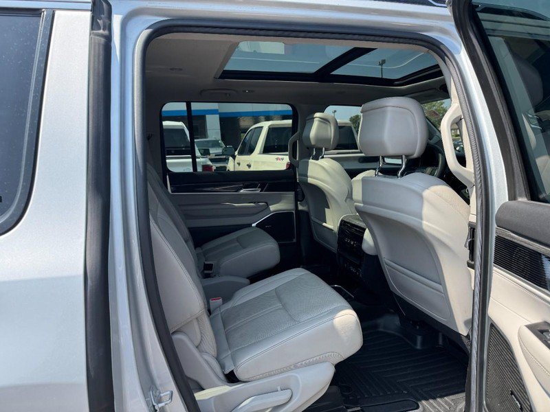 Used 2022 Jeep Wagoneer Series II w/ Premium Group I AWD/4WD image 10