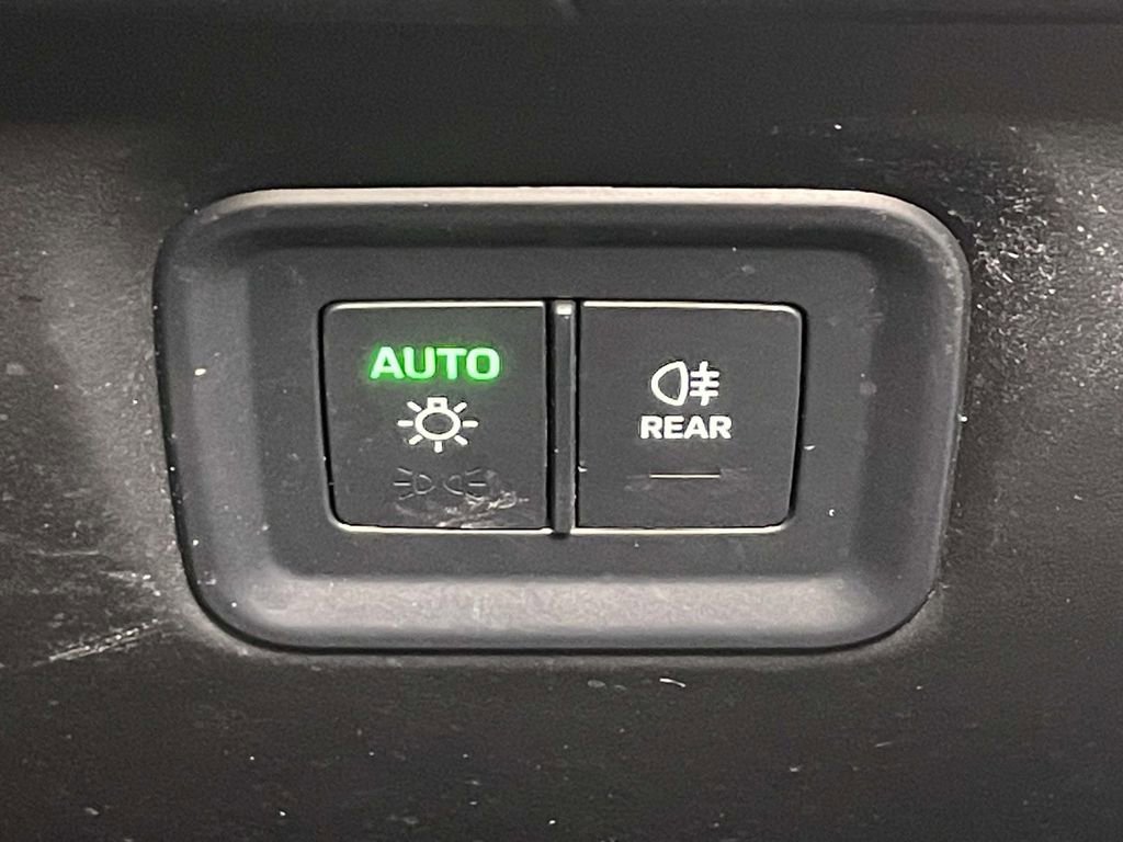 Certified 2025 Porsche Cayenne GTS AWD/4WD image 38
