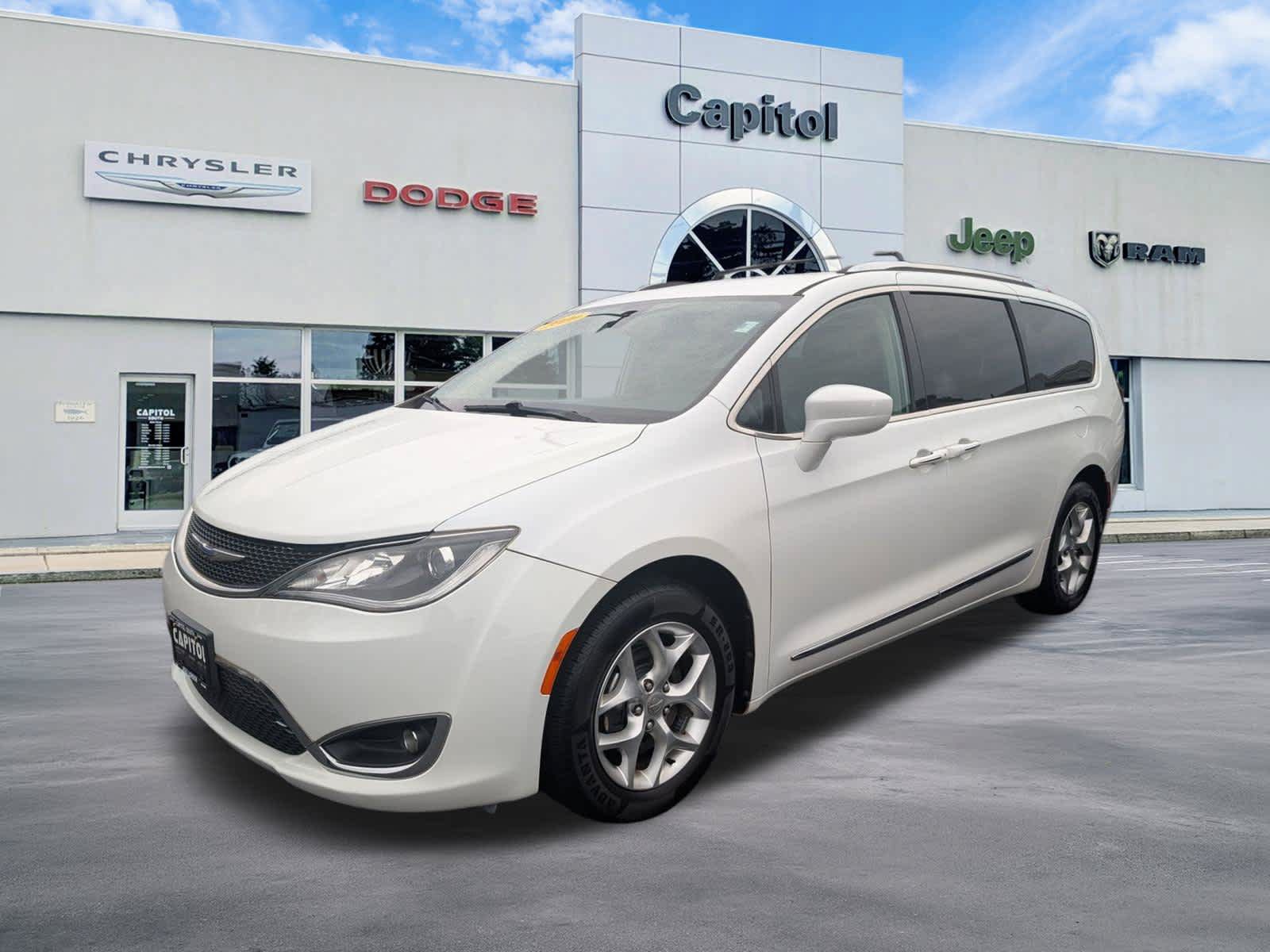Used 2020 Chrysler Pacifica Touring-L w/ Tire & Wheel Group FWD image 4
