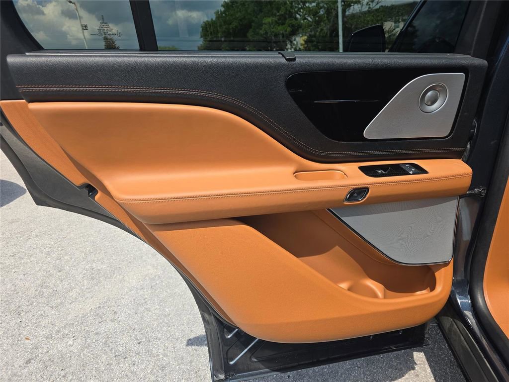 Certified 2022 Lincoln Aviator Black Label w/ Class IV Trailer Tow Package AWD/4WD image 11