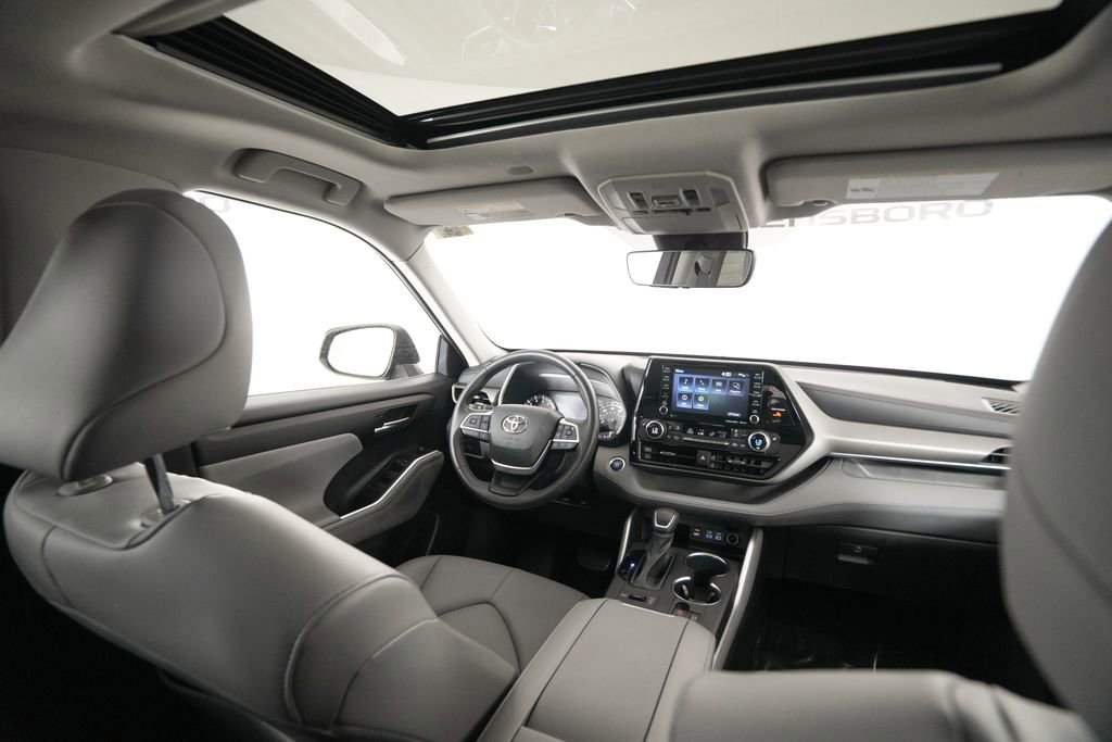 Used 2022 Toyota Highlander XLE AWD/4WD image 16