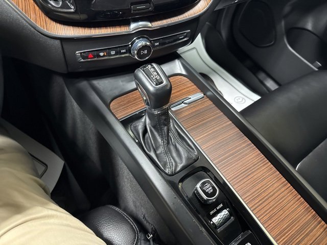 Used 2021 Volvo XC60 T5 Momentum w/ Protection Package Premier image 10