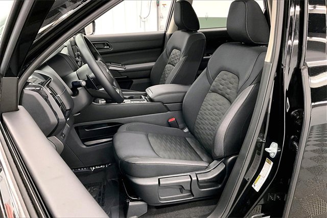 New 2025 Nissan Pathfinder S image 9