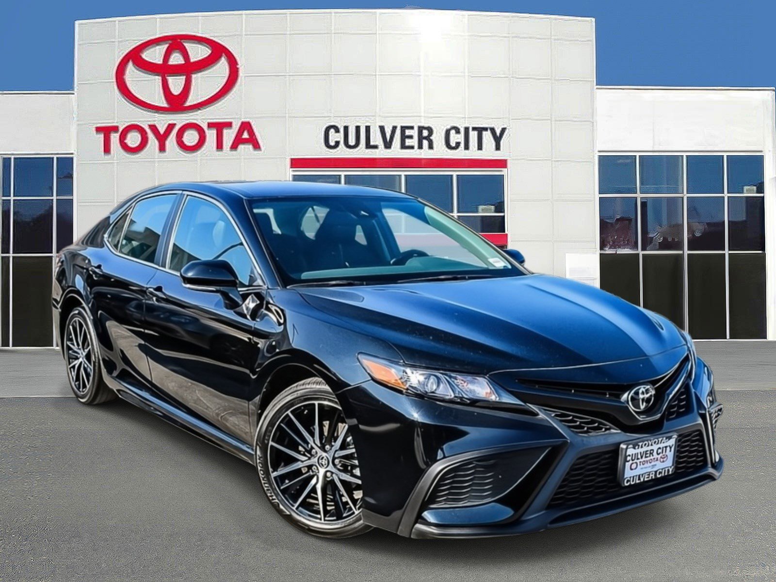 Certified 2024 Toyota Camry SE image 1