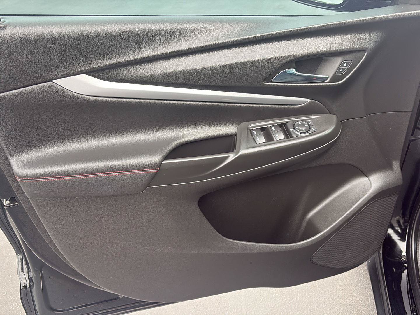 Used 2023 Chevrolet Bolt EUV LT w/ Convenience Package FWD image 9