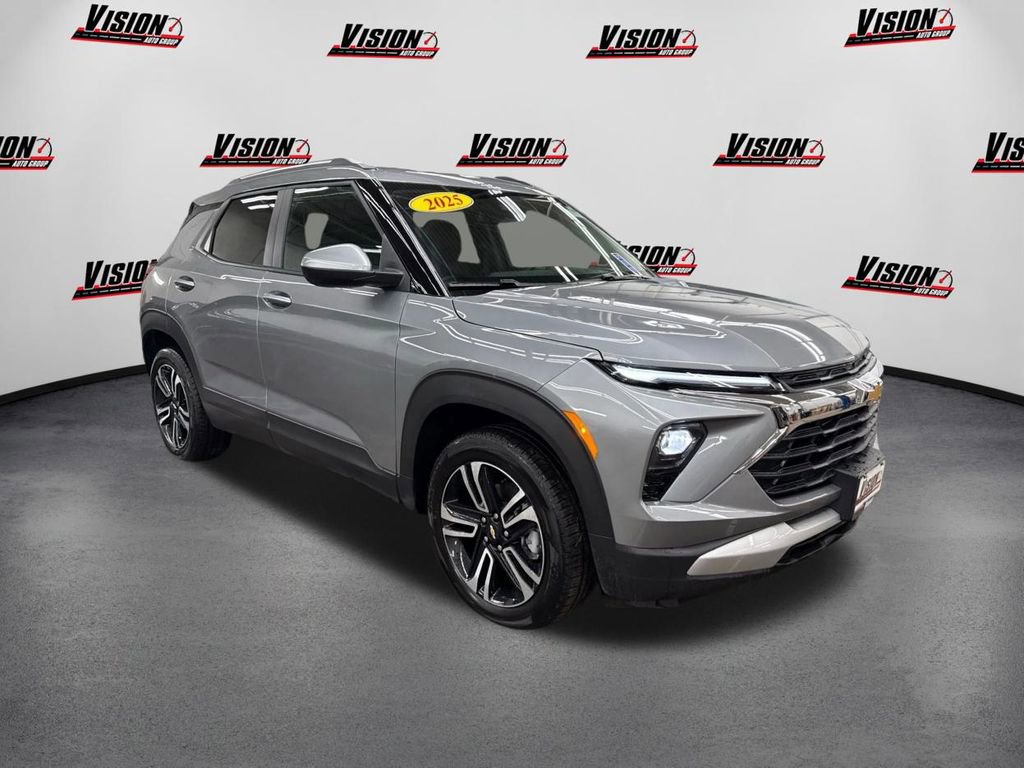 Used 2025 Chevrolet TrailBlazer LT w/ Convenience Package image 3