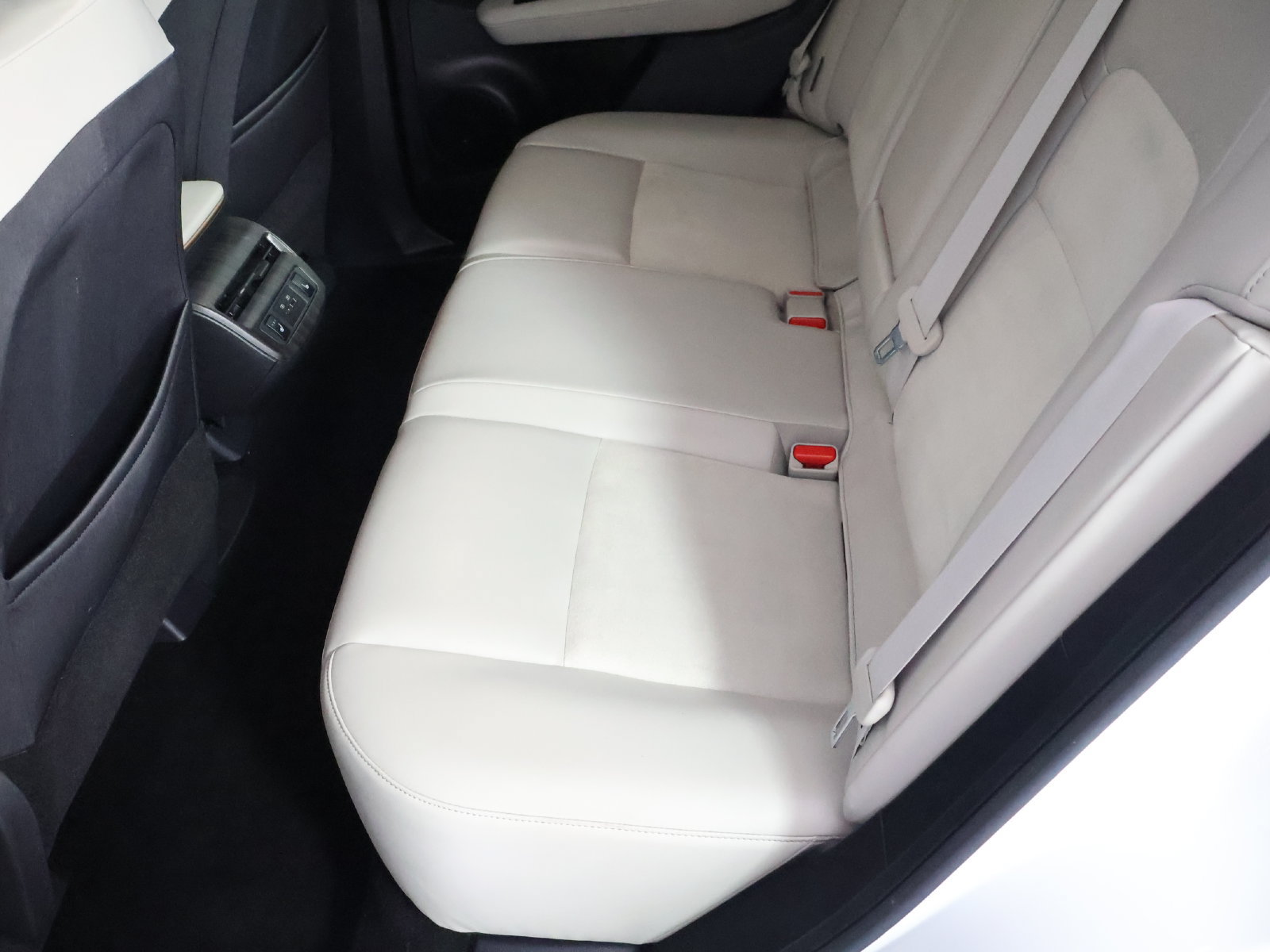 Used 2023 Nissan Ariya AWD image 35