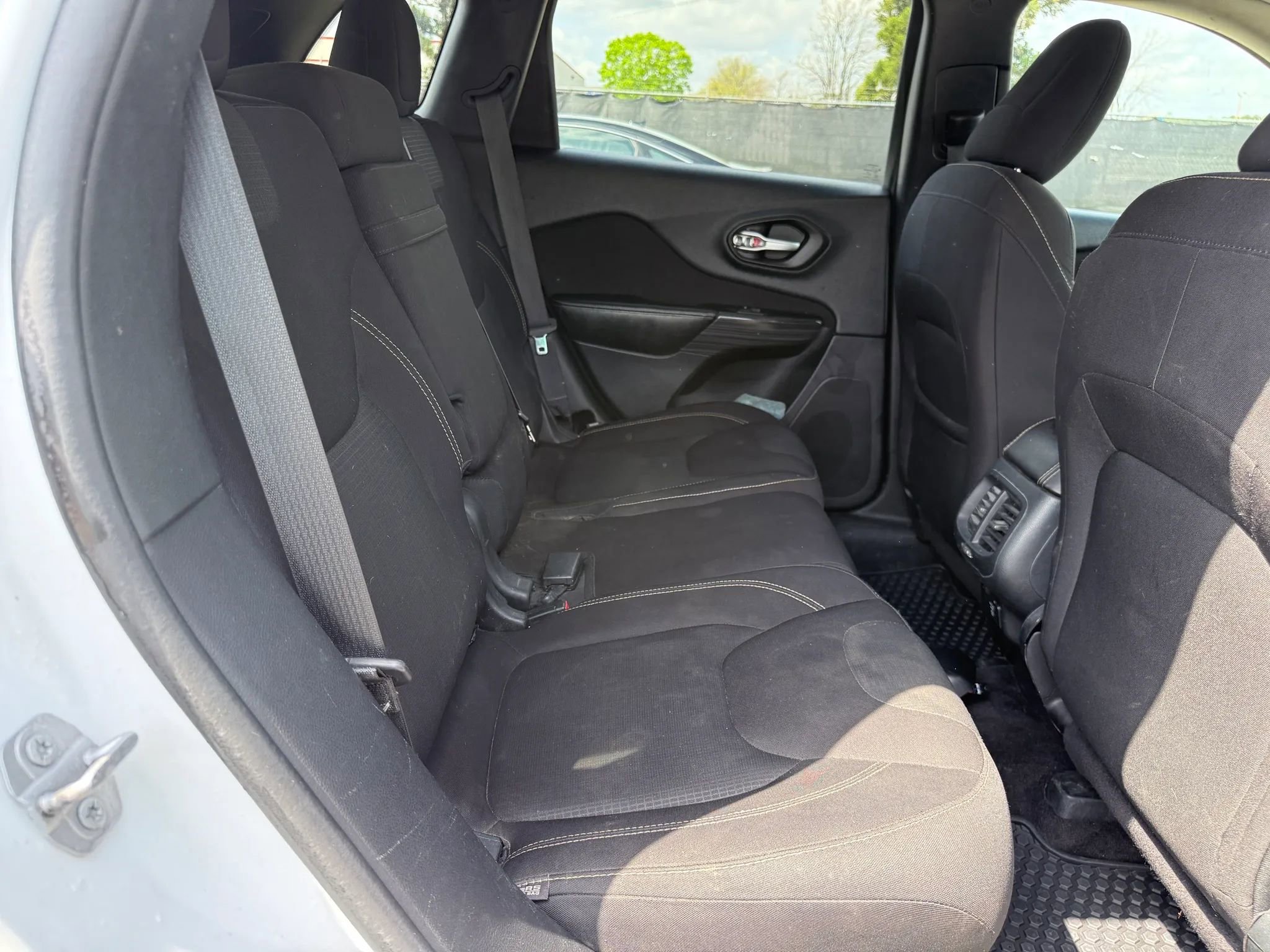 Used 2016 Jeep Cherokee Latitude w/ Cold Weather Group AWD/4WD image 20