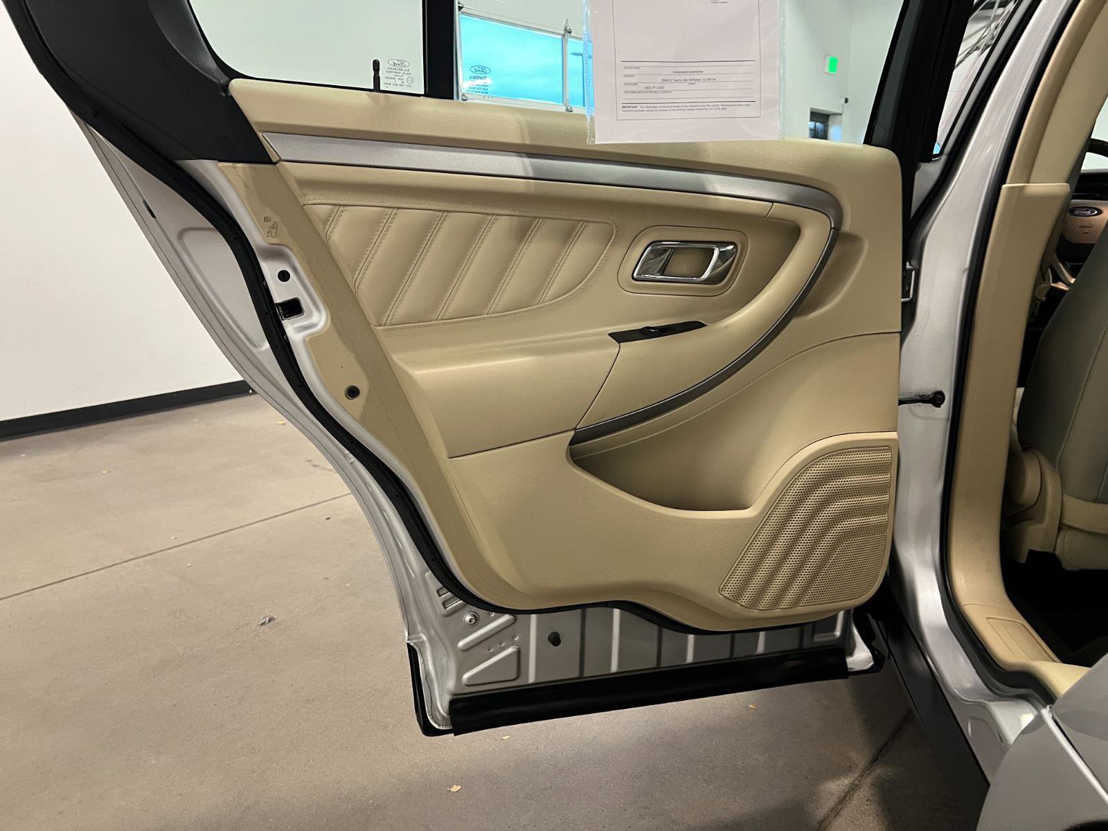 Used 2015 Ford Taurus SE image 30