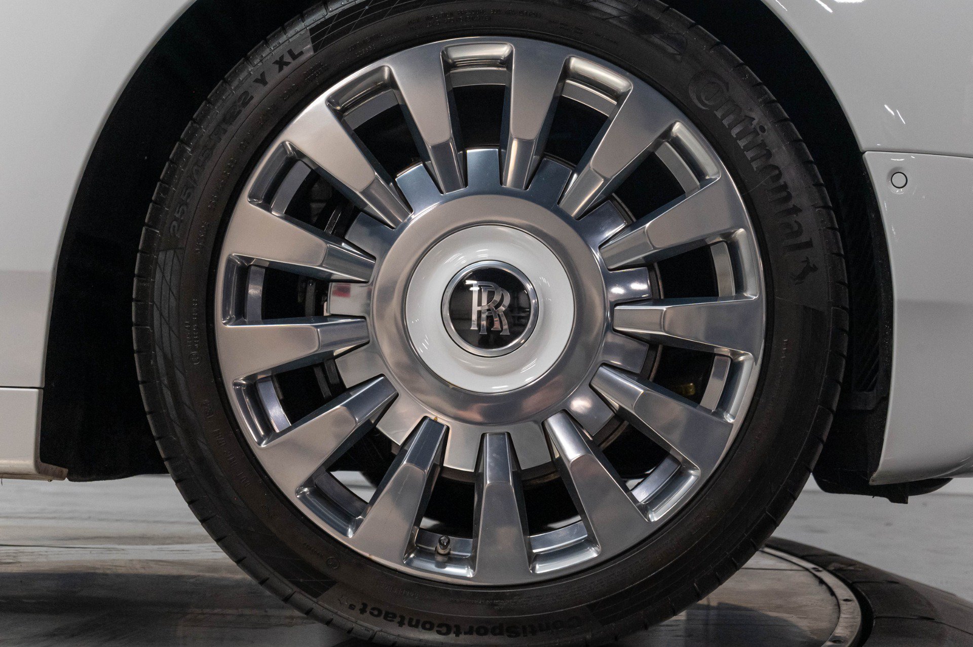 Used 2019 Rolls-Royce Phantom Sedan RWD image 46