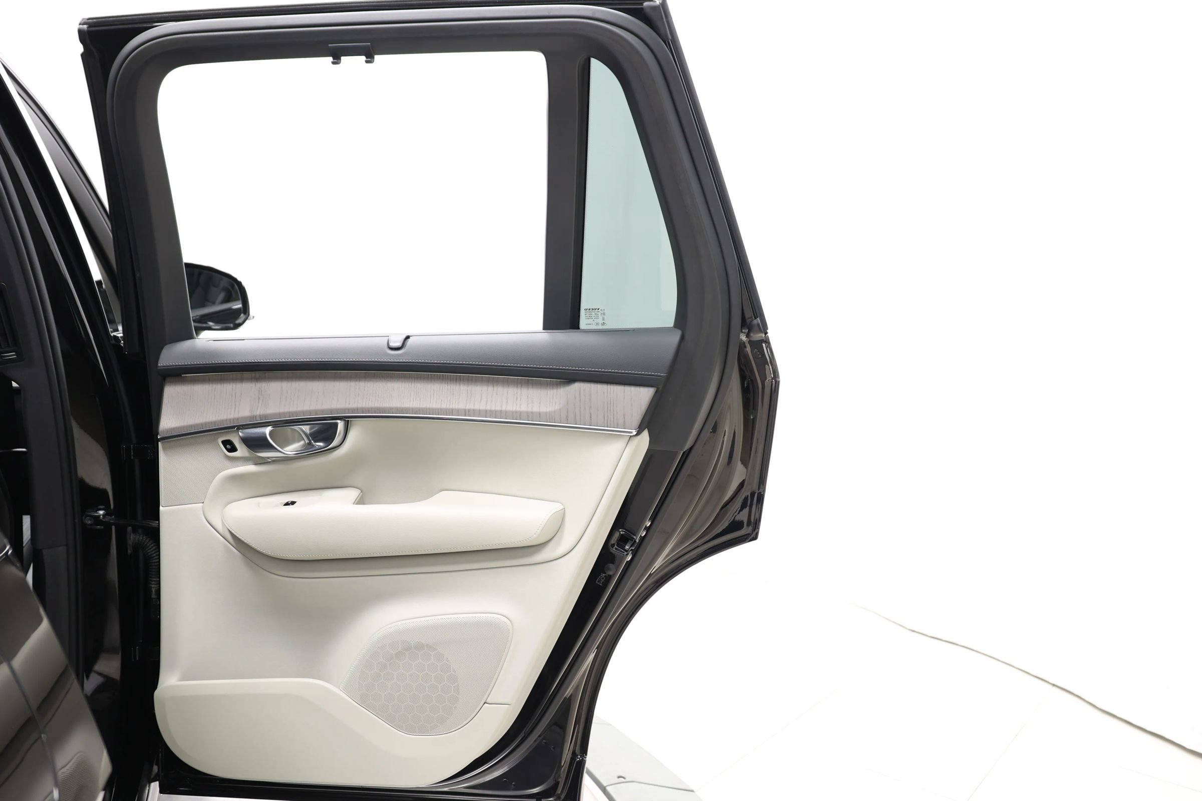 Used 2025 Volvo XC90 T8 Plus w/ Protection Package Premier AWD/4WD image 77