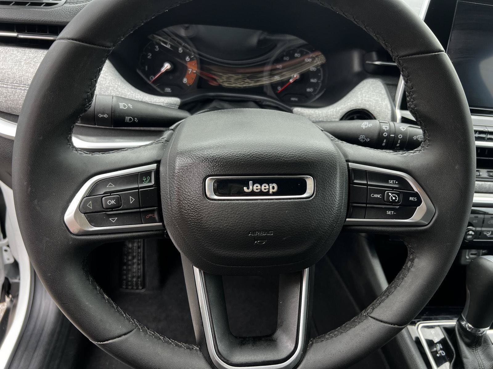 Used 2025 Jeep Compass Latitude AWD/4WD image 6