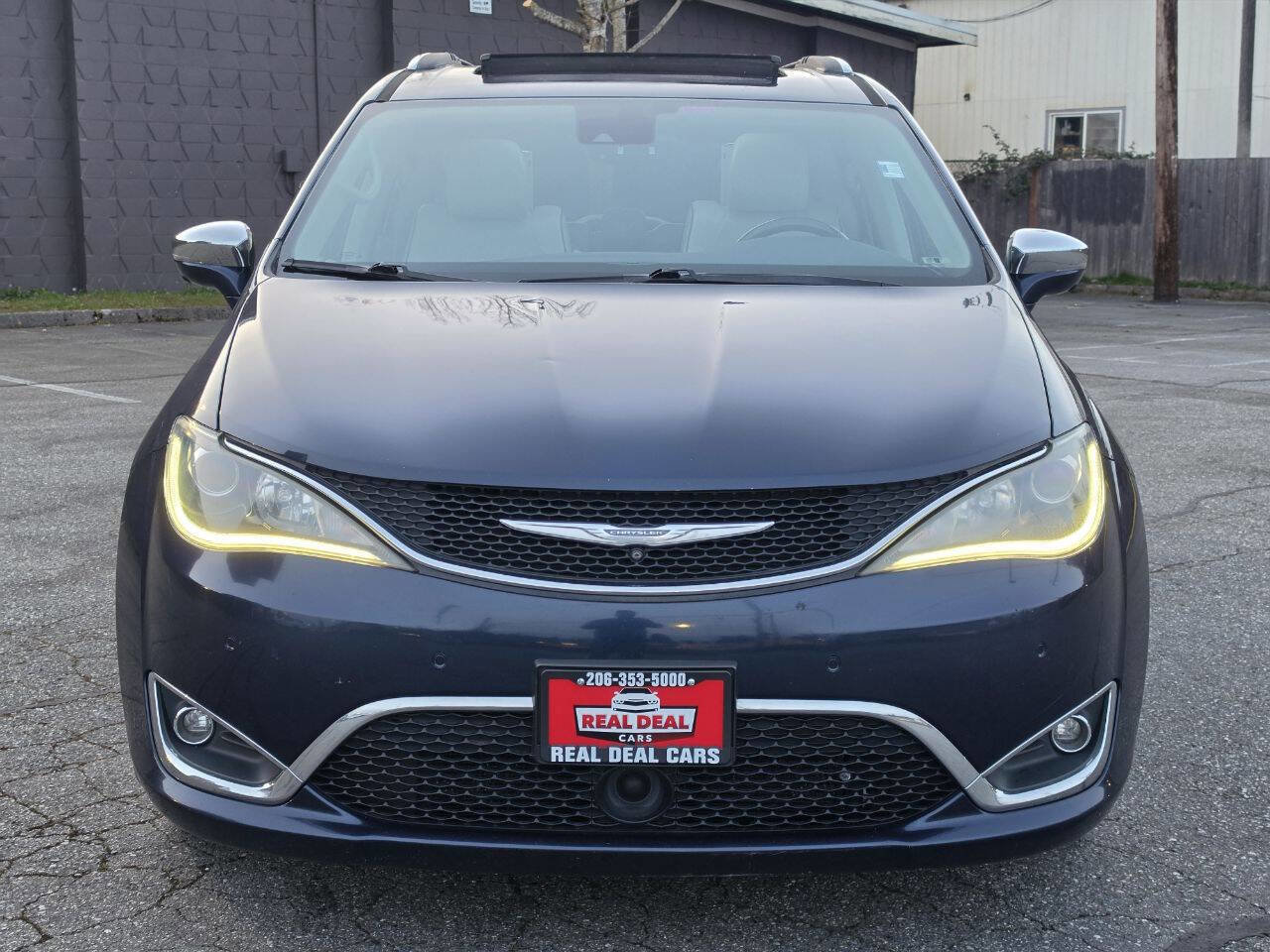 Used 2017 Chrysler Pacifica Limited w/ UConnect Theater Package FWD image 2