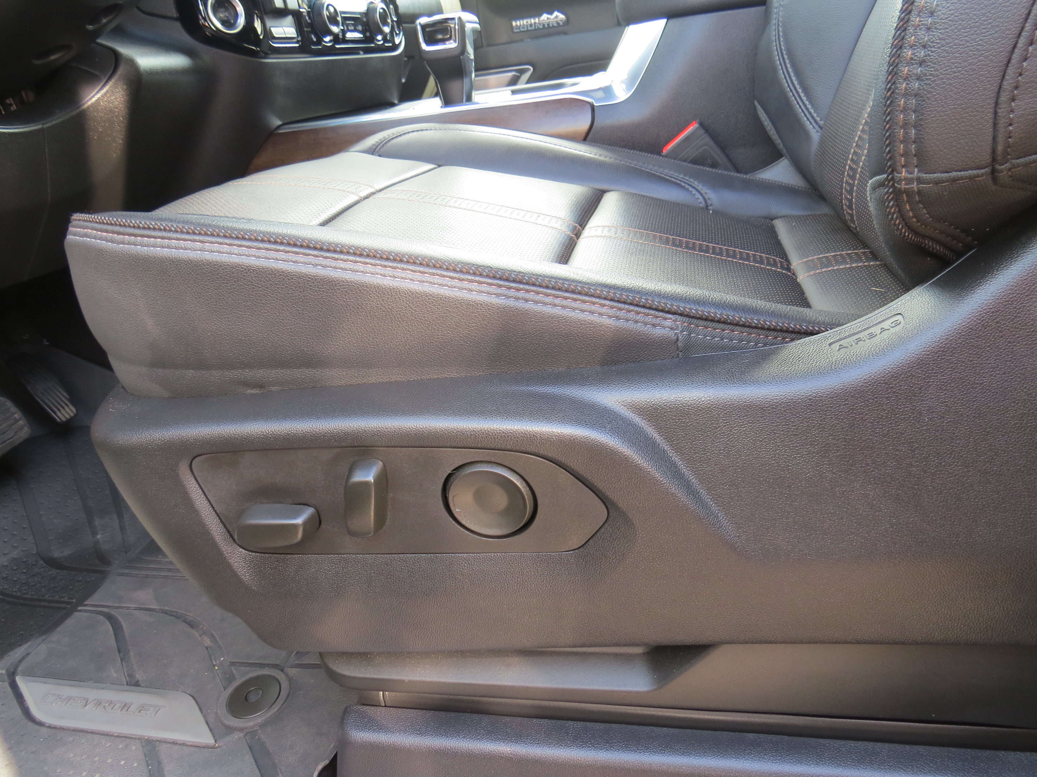 Used 2025 Chevrolet Silverado 1500 High Country w/ High Country Premium Package AWD/4WD image 19