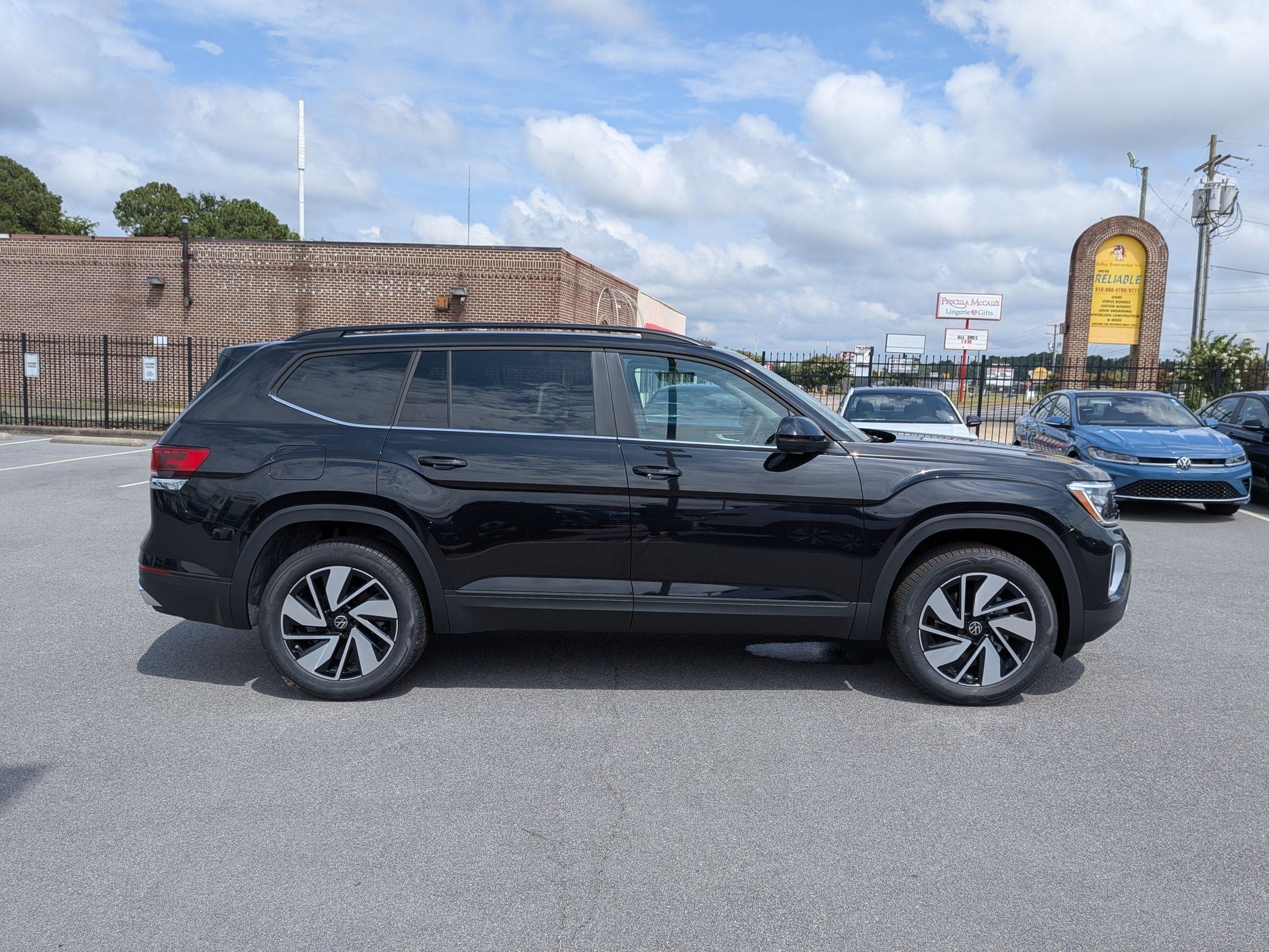 New 2026 Volkswagen Atlas SE FWD image 2