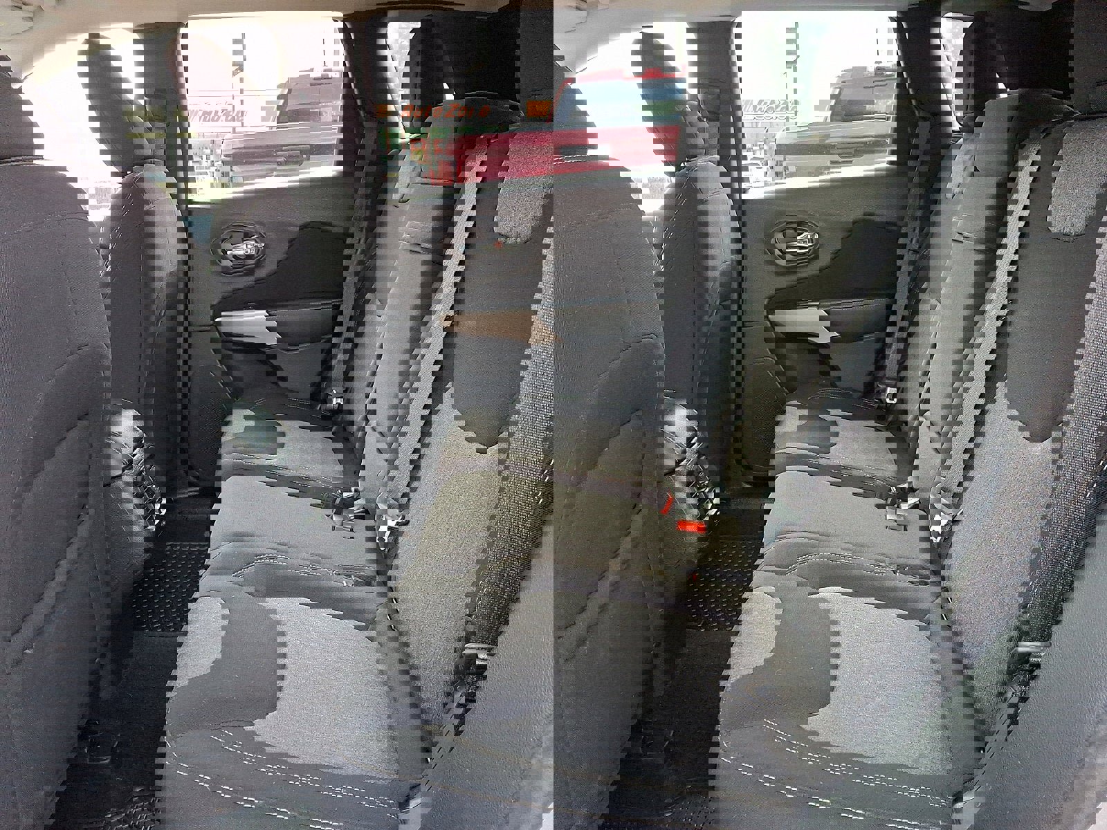 Used 2018 Jeep Cherokee Latitude w/ Cold Weather Group image 9