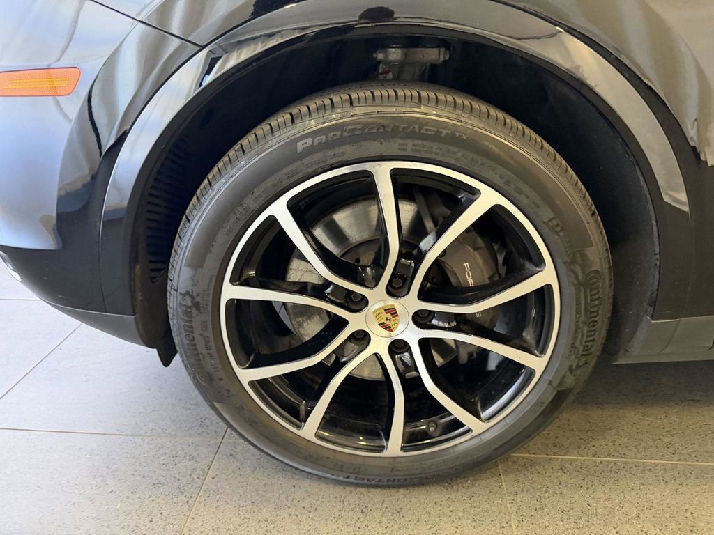 Used 2023 Porsche Cayenne Platinum Edition image 10