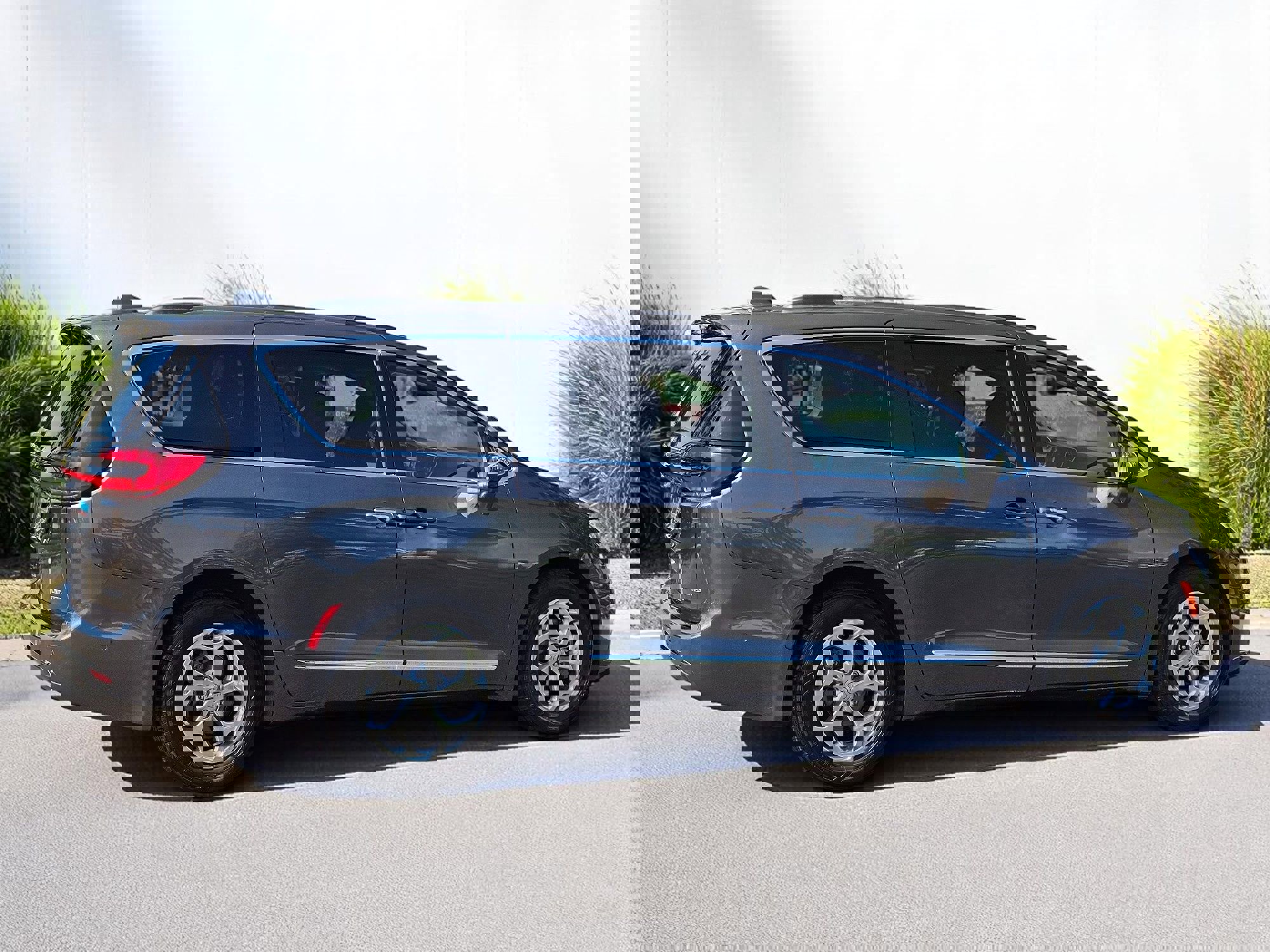 Used 2022 Chrysler Pacifica Limited image 6