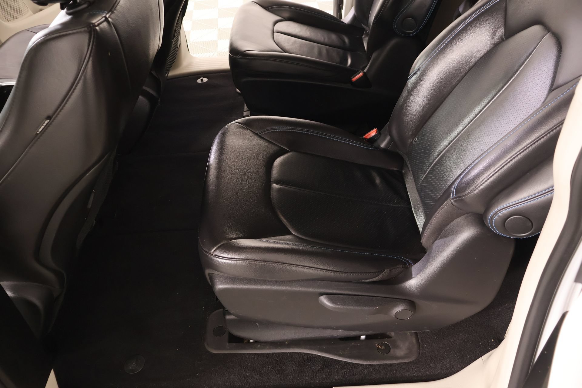 Used 2021 Chrysler Pacifica Touring-L FWD image 13